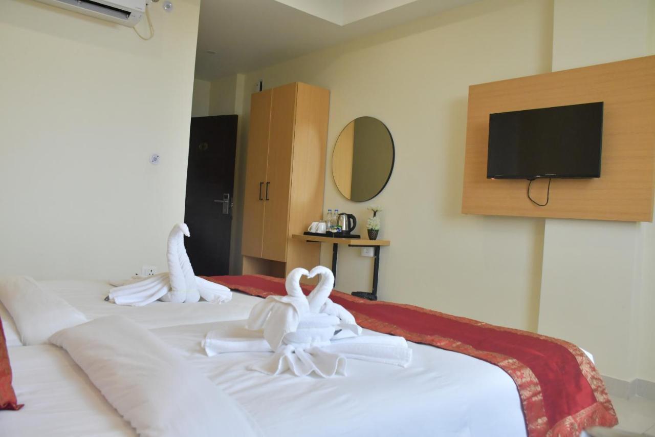 Hotel Yatharth Inn Váránaszi Kültér fotó